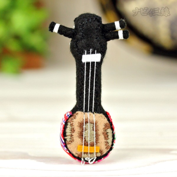 ちび三線ブローチ（紅型・赤）2