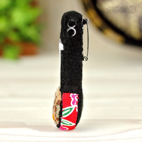 ちび三線ブローチ（紅型・赤）3