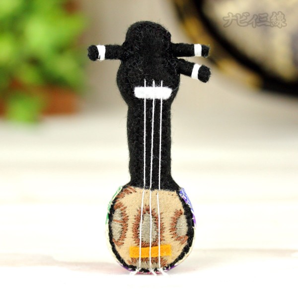 ちび三線ブローチ（紅型・白）2