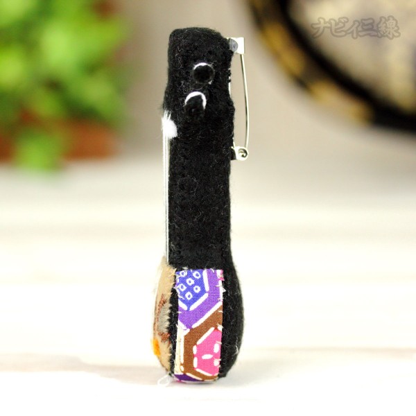 ちび三線ブローチ（紅型・白）3