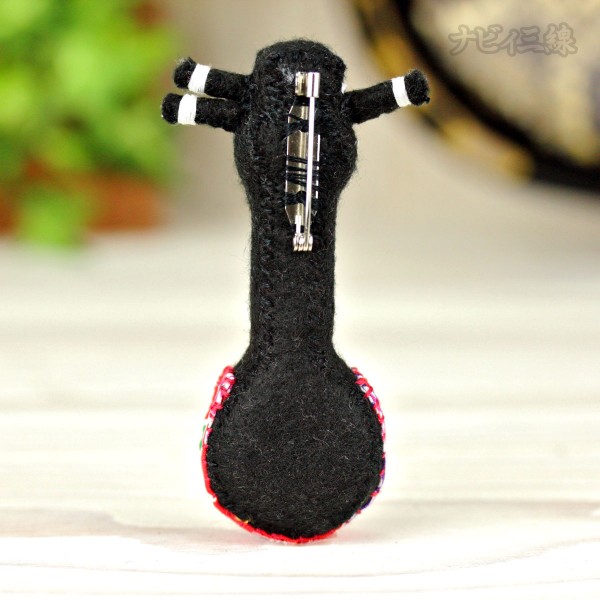 ちび三線ブローチ（紅型・白）4