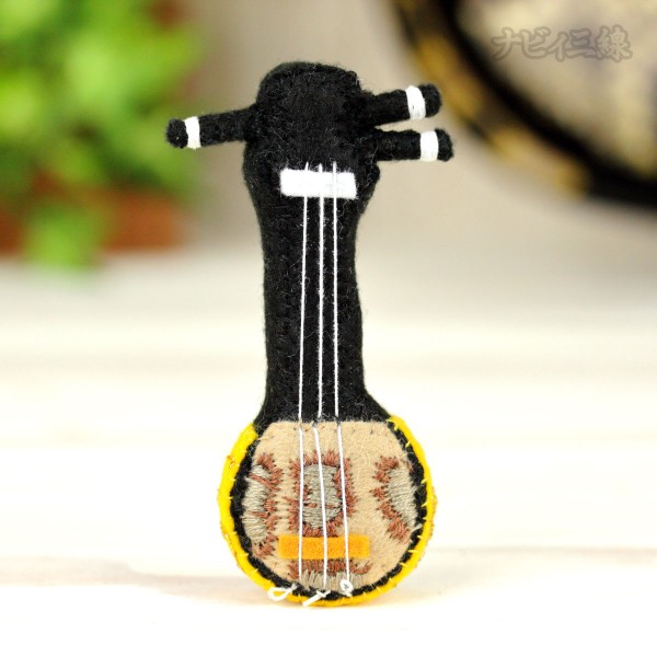 ちび三線ブローチ（御紋・黄色）2