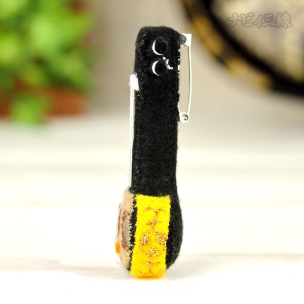 ちび三線ブローチ（御紋・黄色）3