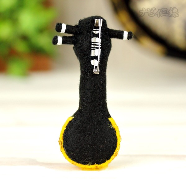 ちび三線ブローチ（御紋・黄色）4